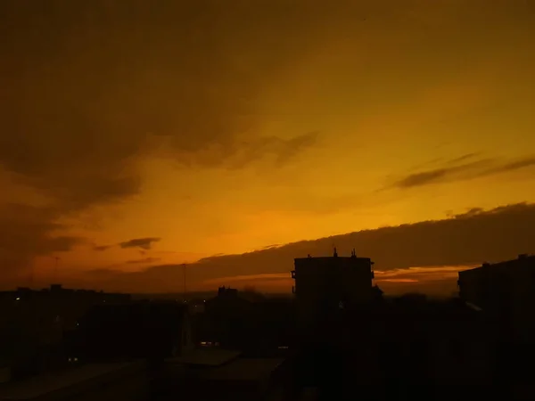 Gün batımına karşı binanın silueti - Oborniki Wielkopolskie