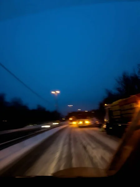 Karlı bir yolda bulanık arabalar - Norveç