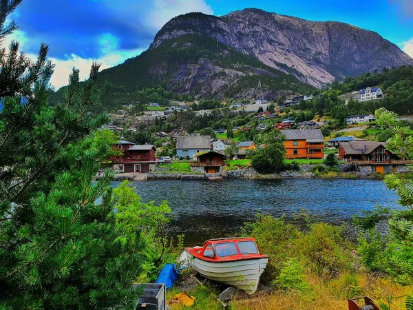 Dağın arka planında bir tekne olan manzara - Eidfjord