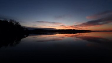 Sudaki yükselen güneşin yansıması - Lysaker