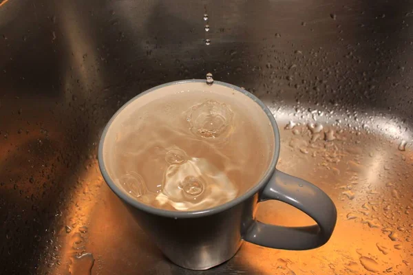 Su damlaları bardağa düşüyor.