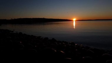 Denizin üzerinde gün doğumu - Malmya