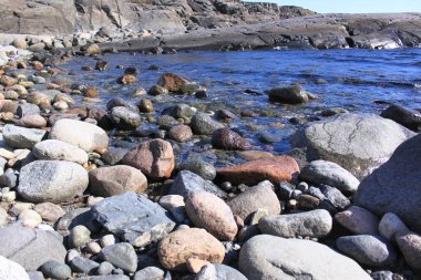 Deniz kıyısında küçük ve büyük taşlar - Mlen