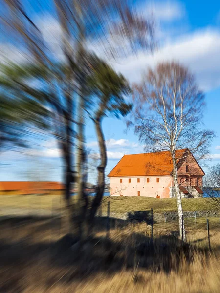 Ağaçların arasında kırmızı çatılı ev - Larvik