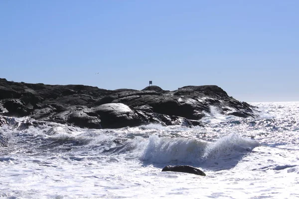 Zee Golven Rotsachtige Kust Mlen — Stockfoto