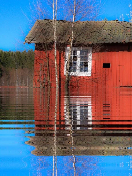 Odraz Červeného Dřevěného Domu Vodě Solbergfossen — Stock fotografie