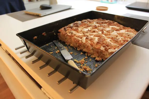 Nefis elmalı turta masada.