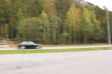 Soyut arkaplanda hızlı giden araba