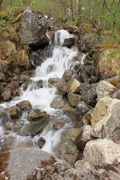 Wasser Fließt Über Felsen Bondhusvatnet — Stockfoto