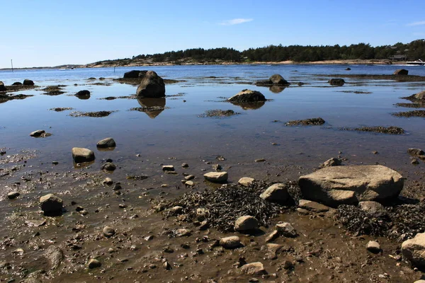 Batu Muncul Dari Laut Hvaler — Stok Foto