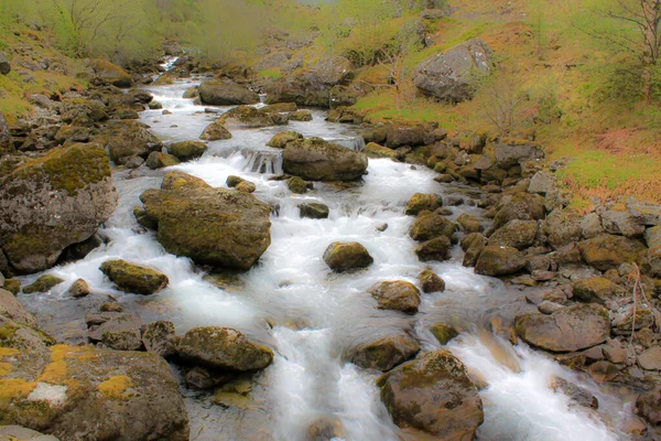 Água Que Flui Sobre Rochas Bondhusvatnet — Fotografia de Stock