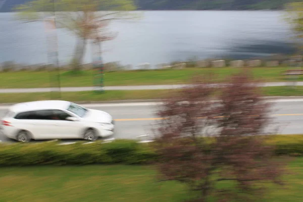 Rychle Pohybující Bílé Auto Silnici Eidfjord — Stock fotografie