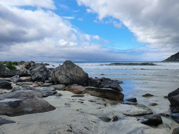 Blue Sky Rocky Coast Ramberg – stockfoto