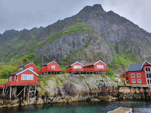 Maisons Bois Rouge Sur Fond Des Montagnes — Photo