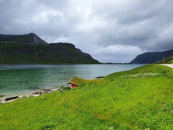 Une Maison Avec Herbe Sur Toit Sur Fond Des Montagnes — Photo