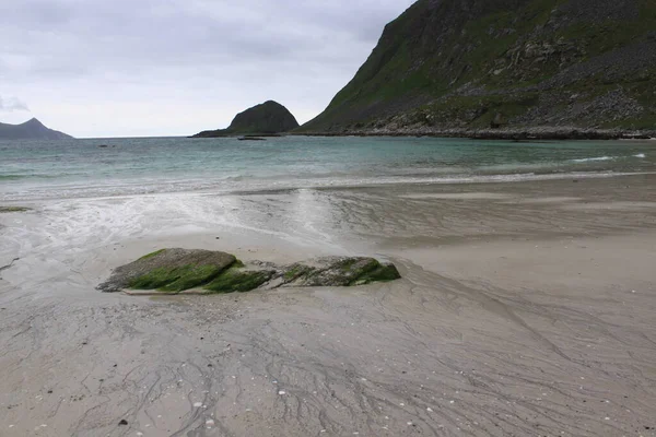 Písečná Pláž Pozadí Hor Uttakleiv Lofoten — Stock fotografie