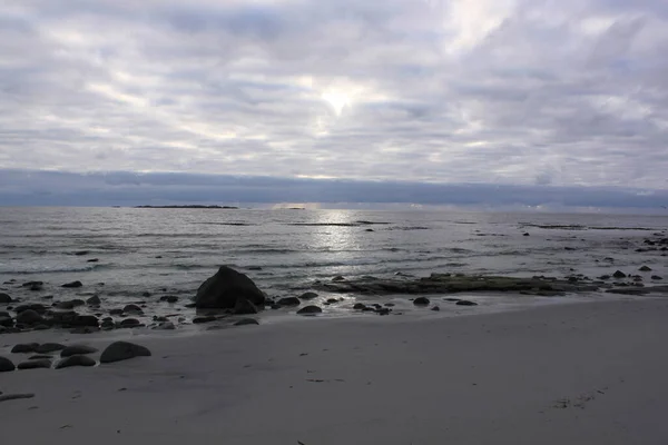 Пейзаж Камнями Пляже Уттаклеев Лофотен — стоковое фото