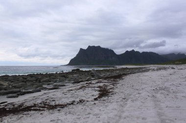 Sahilde taşlı manzara - Uttakleiv, Lofoten