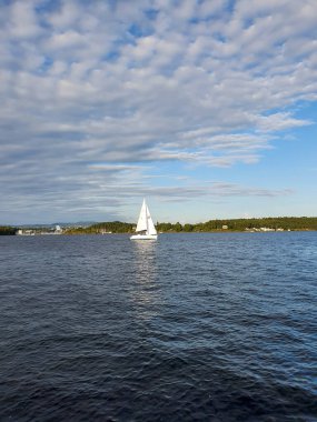 Mavi gökyüzünün arka planında bir yelkenli - Lysaker