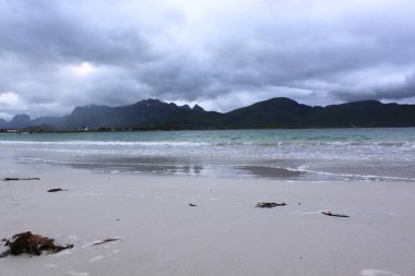 Dağın arka planında sahili olan manzara - Lofoten, Ramberg
