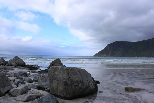 Skalnaté Pobřeží Pozadí Hor Lofoten Flakstad — Stock fotografie