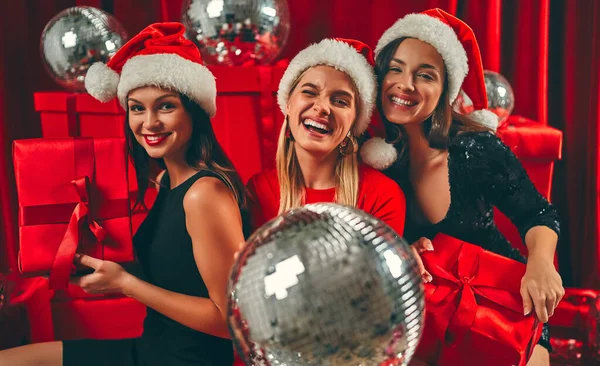 Feliz Año Nuevo Para Tres Hermosas Mujeres Sexy Sombreros Santa — Foto de Stock