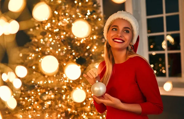 Schöne Sexy Blonde Frau Mit Weihnachtsmann Hut Und Schwarzem Kleid — Stockfoto