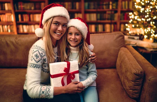 Boldog Karácsonyt Kellemes Ünnepeket Vidám Anya Aranyos Lánya Ajándékot Cserélnek — Stock Fotó