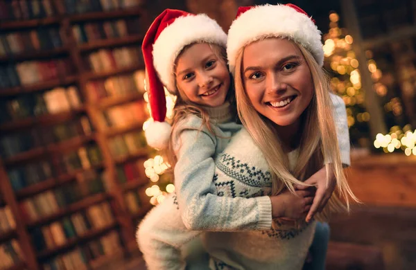 Красивые Мама Дочь Имеет Рождественские Шляпы Рождественские Елки Огни Портретный — стоковое фото