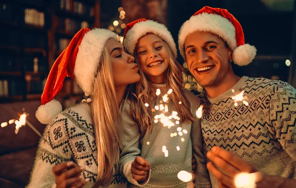 Новым Годом Рождеством Счастливая Семья Встречает Зимний Праздник Дома Родители — стоковое фото