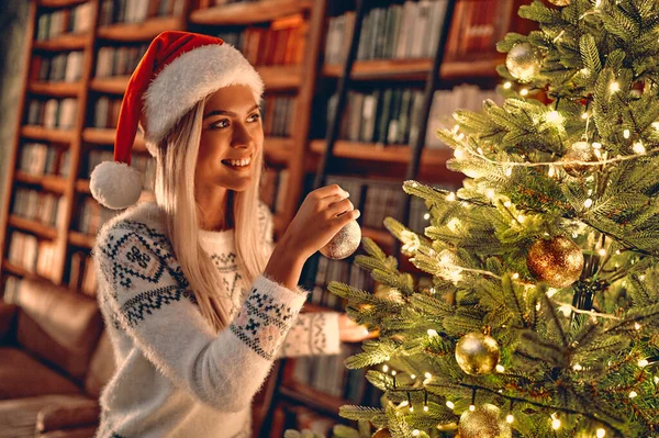 Karácsonyi Boldog Karácsonyt Boldog Ünnepeket Boldog Lány Díszíteni Karácsonyfát Beltérben — Stock Fotó
