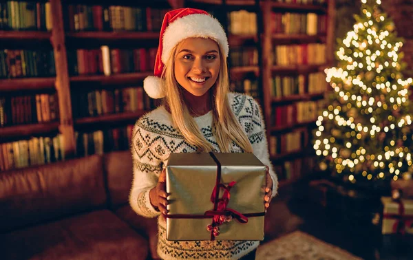 Красивая Девушка Держит Перед Собой Рождественский Подарок Счастливая Женщина Шляпе — стоковое фото