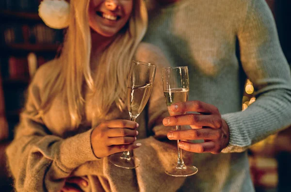 Cropped Image Beautiful Young Couple Santa Hats Holding Glasses Champagne — Stok fotoğraf
