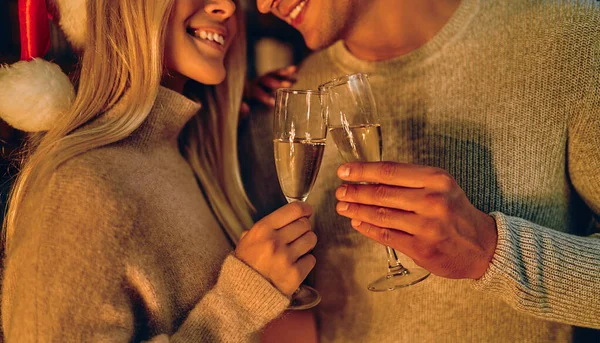 Cropped Image Beautiful Young Couple Santa Hats Holding Glasses Champagne — Stock Photo, Image