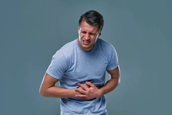 Man Som Rör Vid Magen Grå Bakgrund Med Kopieringsutrymme Magsmärtor — Stockfoto