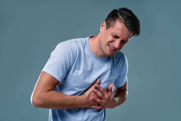 Menschen Gesundheitswesen Und Gesundheitsprobleme Unglücklicher Junger Mann Mit Herzinfarkt Oder — Stockfoto