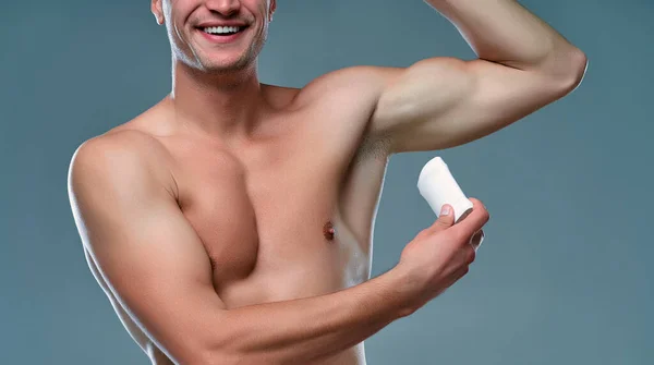 Jovem Bonito Isolado Retrato Homem Muscular Sem Camisa Está Sobre — Fotografia de Stock