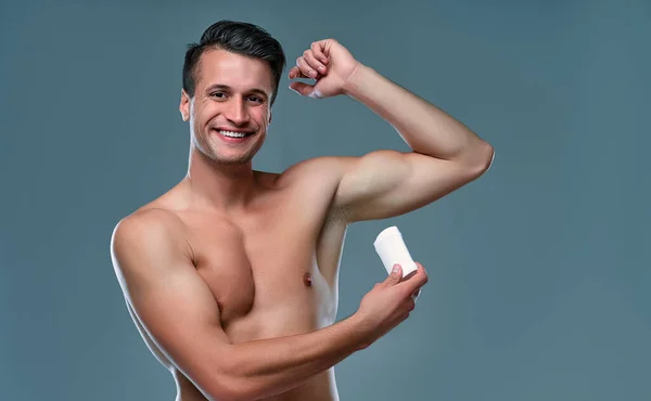 Jovem Bonito Isolado Retrato Homem Muscular Sem Camisa Está Sobre — Fotografia de Stock