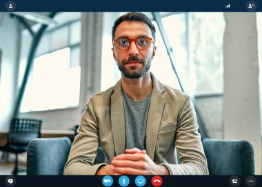İnternet konferansında internet konferansını kullanan Kafkas işçisinin portre görüntüsü, genç iş adamı ev ortağıyla birlikte laptop 'da konuşuyor.