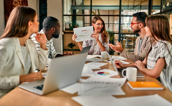 Young Beautiful Business Woman Glasses Shows Graph Paper Group Colleagues — Foto Stock