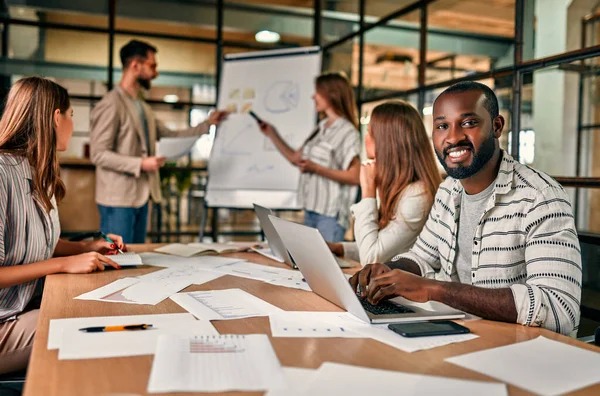 Giovane Gruppo Persone Sta Discutendo Nuovo Business Plan Una Lavagna — Foto Stock