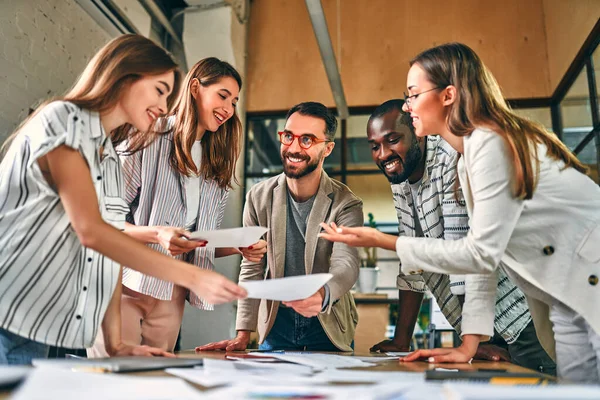 Riunione Del Personale Gruppo Giovani Moderni Abbigliamento Casual Intelligente Discutere — Foto Stock