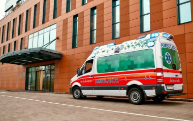 Modern bir hastanenin önünde bir ambulans duruyor. Doktor ev ziyareti, sağlık hizmeti konsepti.