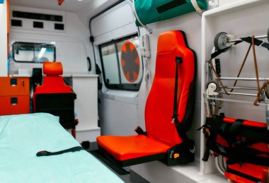 Acil durum ekipmanları ve cihazları, ambulansın iç kısımları. Hastaneye getirilmeden önce hastalara yardım etmek için tıbbi malzemelerle dolu bir ambulansın içinde..