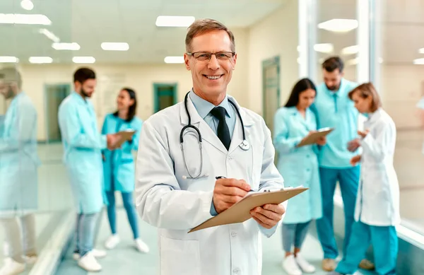 Médico Sorrindo Bonito Idoso Uniforme Médico Com Estetoscópio Fica Corredor — Fotografia de Stock