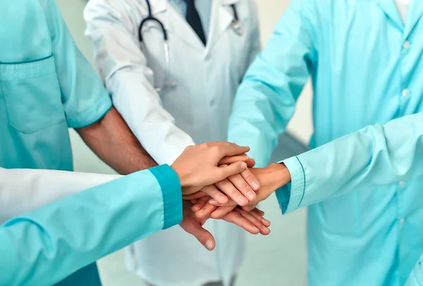 Ώριμοι Γιατροί Και Νέες Νοσοκόμες Στοιβάζουν Χέρια Τους Στο Νοσοκομείο — Φωτογραφία Αρχείου