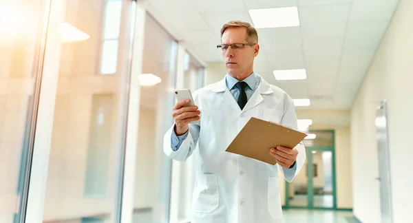 Médico Serio Guapo Edad Avanzada Con Una Bata Blanca Corbata —  Fotos de Stock