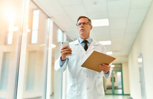 Beyaz Önlüklü Kravatlı Yaşlı Yakışıklı Bir Doktor Elinde Hasta Kartı — Stok fotoğraf