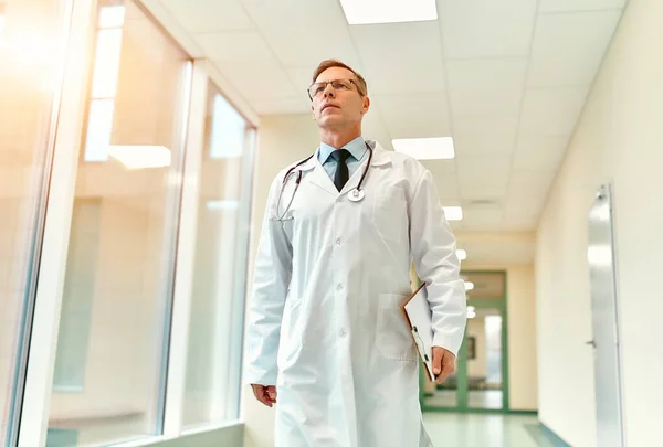 Médico Serio Guapo Edad Avanzada Gafas Con Estetoscopio Camina Por —  Fotos de Stock