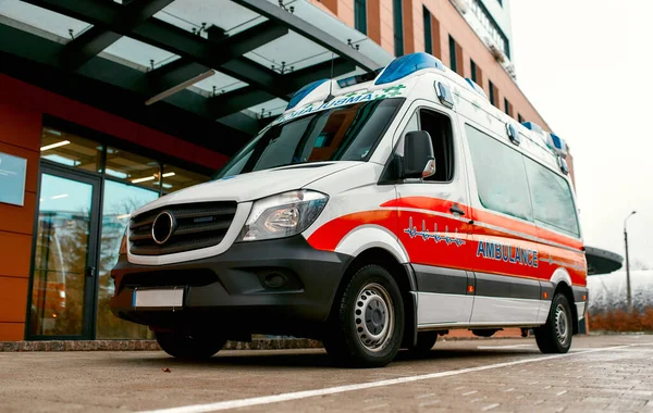 Uma Ambulância Fica Fora Hospital Moderno Chamada Médica Conceito Cuidados — Fotografia de Stock